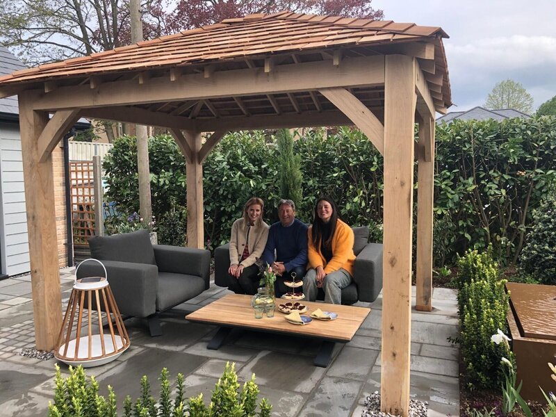 V.l.: Katie Rushworth, Alan Titchmarsh und Frances Tophill. Die Verwendung des sendungsbezogenen Materials ist nur mit dem Hinweis und Verlinkung auf RTL+ gestattet. – Bild: Foto: RTL /​ Spun Gold TV & All3Media International