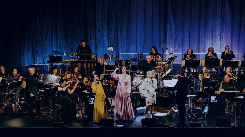 Am 12. Mai präsentierte die SWR Big Band ihr neues Programm „Nordic Voices“ mit Silje Nergaard, Sinne Eeg und Isabella Lundgren in der Liederhalle Stuttgart. – Bild: SWR/Lena Semmelroggen Am 12. Mai präsentierte die SWR Big Band ihr neues Programm „Nordic Voices“ mit Silje Nergaard, Sinne Eeg und Isabella Lundgren in der Liederhalle Stuttgart. – Bild: SWR/Lena Semmelroggen
