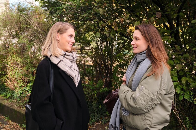 Stella (Bettine Langehein, l.) findet in Daniela (Dilara Braun) ein willkommenes Projekt. – Bild: RTL /​ Stefan Behrens
