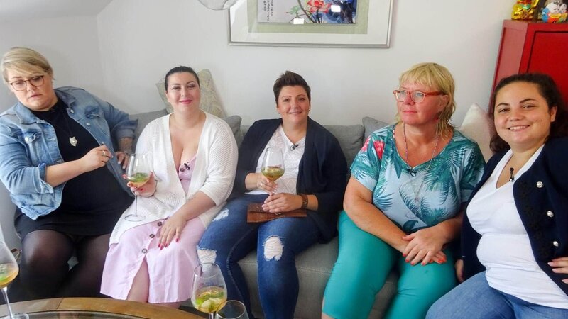 V.l.: Cassandra, Sara, Andrea, Undine, Kandidatin Eveline – Bild: MG RTL D /​ Constantin Ent.