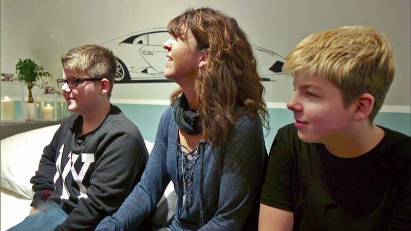 Das Team von „Zuhause im Glück“ will der verzweifelten Familie helfen und ihr altes Haus zu einem gemütlichen Rückzugsort machen. Andrea Kapala, Mi. mit ihren beiden Söhnen Marius,re. und Erik,li. – Bild: RTLZWEI