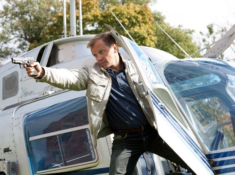 Der zwielichtige Geschäftsmann Alfred Harderberg (Rupert Graves) versucht sich mit dem Hubschrauber abzusetzen. – Bild: ARD Degeto/​Yellow Bird