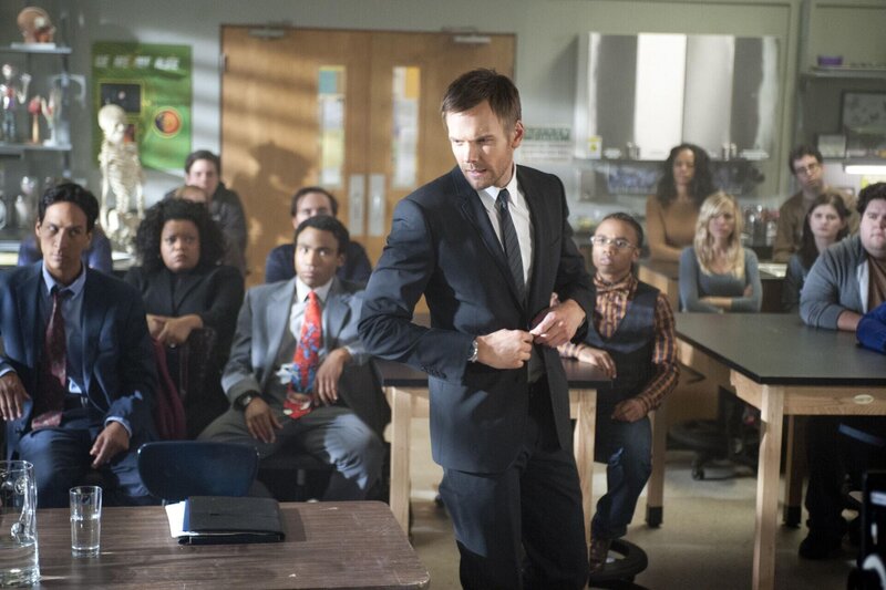 Die Freunde beginnen aufgeregt, zu recherchieren, ganz im Stile von „Law & Order“. Und bald gibt es erste Verdächtige (vl.n.r.: Danny Pudi, Yvette Nicole Brown, Donald Glover, Joel McHale) … – Bild: Sony Pictures Television Inc. All Rights Reserved. Lizenzbild frei