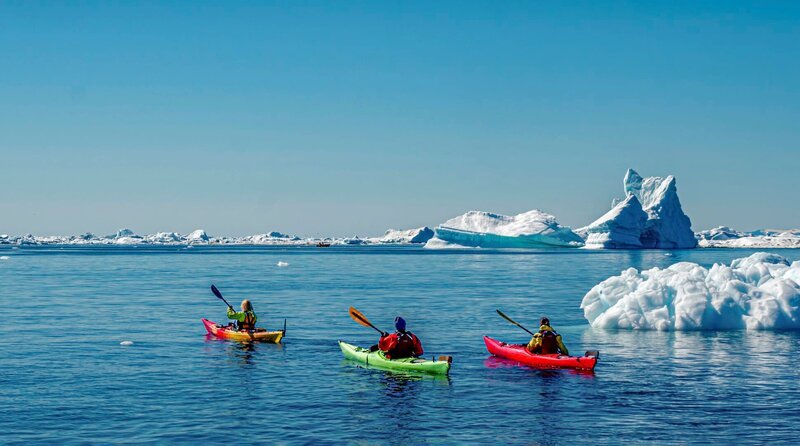 Zwischen schwimmenden Riesen: Bei Ilulissat in der „Disko-Bucht“ Grönlands treiben gigantische Eisberge vor der Küste. – Bild: HR/​MDR/​SWR/​Maike Simon