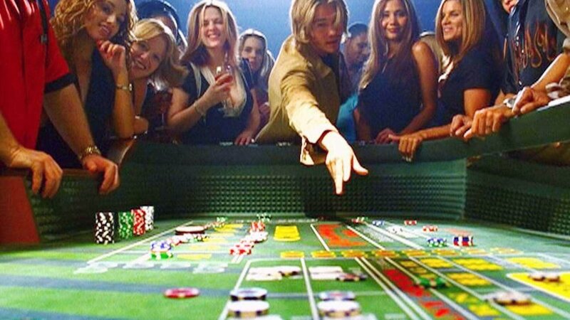 An den Casinowürfeln werden Blutspuren des ermordeten Opfers gefunden. Der Filmstar Tom Haviland (Chad Michael Murray, M.) wird verhaftet. Doch kann man ihm die Tat nachweisen? – Bild: TVNOW /​ CBS