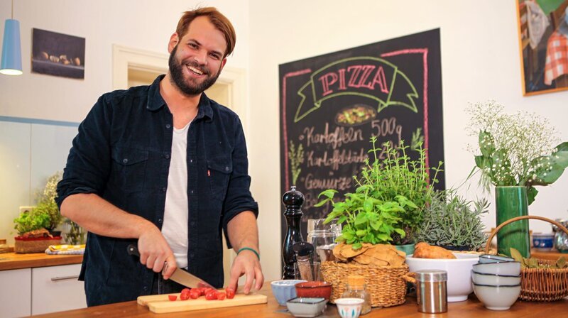 Wenn’s schnell gehen muss, gibt’s Tiefkühlpizza. Doch wie wird sie hergestellt? Dieser Frage geht unser Ermittlungstrio nach und deckt in spannenden Experimenten die Zusammensetzung auf. Wer mehr Zeit hat: eine leckere Alternative bereitet Koch Felix Denzer zu. – Bild: rbb/​André Schmidtke