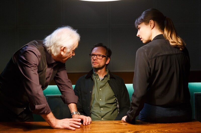 Edwin (Tilo Prückner, l.) und Vicky (Katja Danowski, r.) verhören Carl Kronauge (Marc Fischer, M.). – Bild: ARD/​Kai Schulz