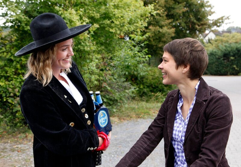 Walzing Mathilde: Bärbel Schmied (Meike Droste, rechts) hat sich in Mathilde (Alwara Höfels, links) verliebt, eine Schreinerin auf der Walz. – Bild: ARD/​ARD/​Frank Dicks