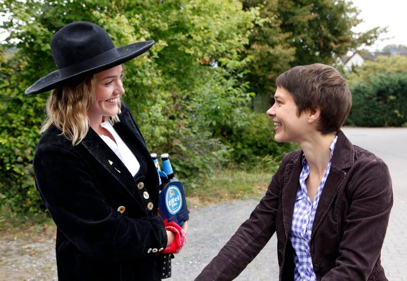 Walzing Mathilde: Bärbel Schmied (Meike Droste, rechts) hat sich in Mathilde (Alwara Höfels, links) verliebt, eine Schreinerin auf der Walz. – Bild: ARD/​ARD/​Frank Dicks