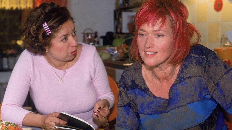 Rita (Gaby Köster, r.) ist am Ende. Ihr Pflegehund hat sie durch den Park geschleift, er kläfft die ganze Nacht und will einfach nichts essen. Da nützt es auch nichts, wenn Gisi (Franziska Traub) das schlaue Hundebuch gefunden hat. – Bild: RTL /​ Guido Engels