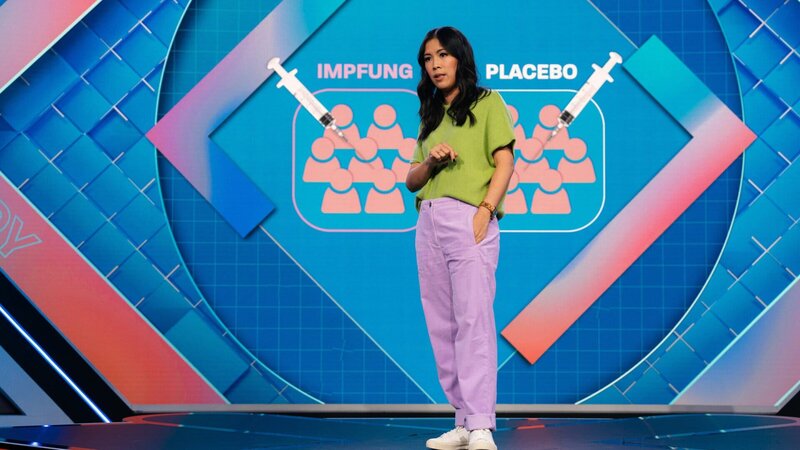In der Menschheitsgeschichte wurden noch nie so viele Impfungen verabreicht wie während der Coronapandemie. Eine medizinische Erfolgsgeschichte, sagt die Wissenschaft. Andere Stimmen fordern eine kritische Aufarbeitung. Mai Thi Nguyen-Kim liefert bei „MAITHINK X“ eine ehrliche Fehleranalyse. – Bild: ZDF und ben knabe