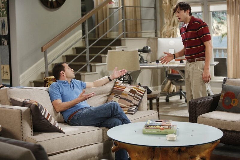 Two and a Half Men, Willkommen auf Alancrest. Walden zieht in seiner Rolle als Sam Wilson zu seiner Freundin Kate. Somit hat Alan das große Haus ganz für sich alleine und genießt sein Leben auf ‚Alancrest‘. Da Kates Gehalt als Verkäuferin zu gering ist, versucht sie sich nebenbei als Schneiderin. Doch keiner interessiert sich für ihre Mode, was sie sehr deprimiert. Um sie zu unterstützen und doch gleichzeitig sein Geheimnis über seinen Reichtum beizubehalten, bittet Walden Alan um einen Gefallen. Alan soll mit Waldens Geld in Kates Entwürfe investieren. Im Bild (v.li.): Jon Cryer (Alan Harper), Ashton Kutcher (Walden Schmidt). – Bild: ORF/​Warner