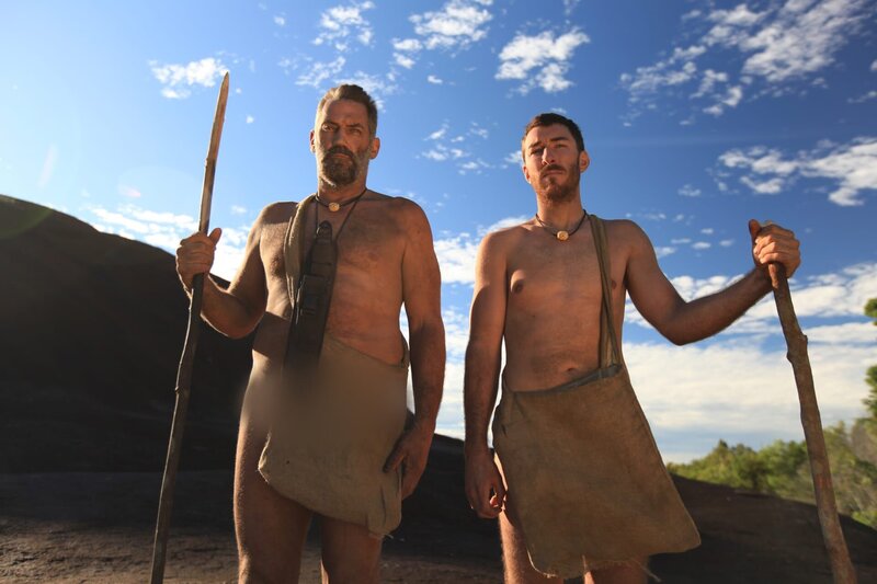 L-R: E.J. und Jeff stehen mit Wanderstöcken in einer Pose vor der Landschaft und dem bewölkten Himmel. – Bild: Copyright: Discovery Communications, Inc. For Show Promotion Only