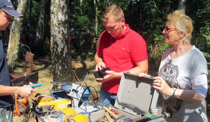 Trödelexperte Otto Schulte mit Oma Elisabeth auf dem Flohmarkt – Bild: RTL II