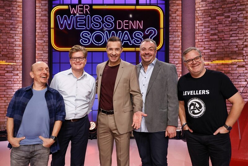Moderator Kai Pflaume (mi.) und seine Rateteam-Kapitäne Bernhard Hoëcker (li.) und Elton (re.) begrüßen in dieser Sendung den Comedian, Kabarettist und ehemaligen Gymnasiallehrer, Johannes Schröder aka. „Herr Schröder“ (2.v.l.) und den Webvideoproduzenten und Schulleiter einer Oberschule, Kai Schmidt aka. „Lehrerschmidt“ (2.v.r.). – Bild: ARD/​Morris Mac Matzen