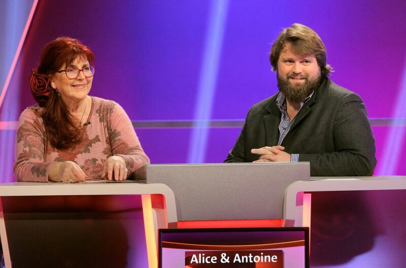 Moderator Florian Weber stellt in seinem Wissensquiz „Meister des Alltags“ die Alltagstauglichkeit seiner prominenten Kandidaten auf die Probe. „Meister des Alltags“ spendet seinen Gewinn einem guten Zweck. Alice Hoffmann und Antoine Monot Jr.. – Bild: SWR/​Peter A. Schmidt