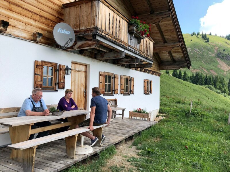 Familie Rehbichler auf der Lachtal-Alm in Kitzbühel. – Bild: ORF/​Wolfgang Niedermair