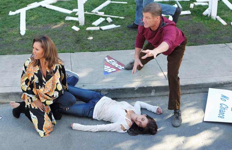 Während Tom (Doug Savant, r.) mit seiner Vergangenheit bezüglich Renee (Vanessa Williams, l.) konfrontiert wird, wird Susan (Teri Hatcher, M.) bei der Aktion gegen Paul schwer verletzt … – Bild: ABC Studios Lizenzbild frei