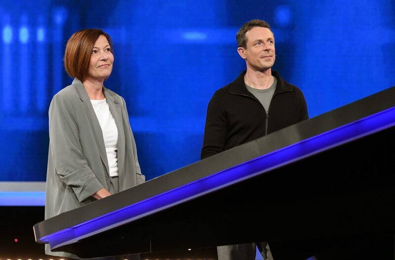 Moderator Alexander Bommes (r.) mit der Kandidatin Alexandra Niewöhner (l.). – Bild: ARD/​Uwe Ernst