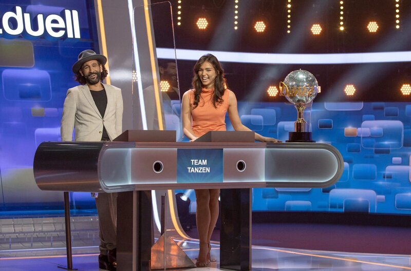 Die Kandidaten des Teams „Tanzen“: Der Profitänzer Massimo Sinató (l.) und die Artistin Lili Paul-Roncalli (r.). – Bild: ARD/​Arne Vollstedt