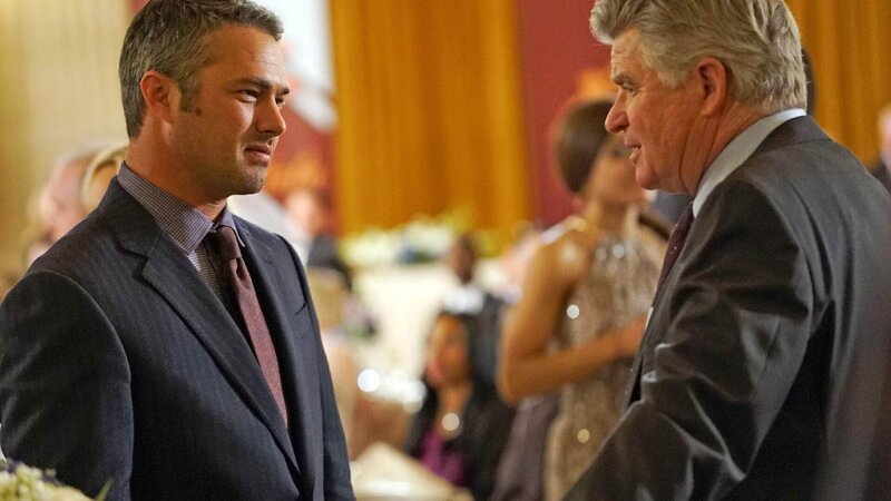 Kelly Severide (Taylor Kinney, l.), Benny Severide (Treat Williams) – Bild: TVNOW /​ NBC Universal
