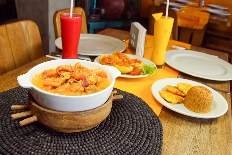 Die Cazuela de Mariscos im Restaurant „La Casa de Socorro“ ist voll mit frischem Oktopus, Kalmaren, Garnelen und Landschnecken. – Bild: ORF/​Warner/​The Travel Channel