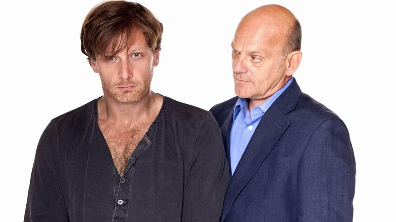 Stefan Vollmer (Hendrik Duryn, l.) und Günther Rose (Ulrich Gebauer) – Bild: RTL /​ Frank Dicks