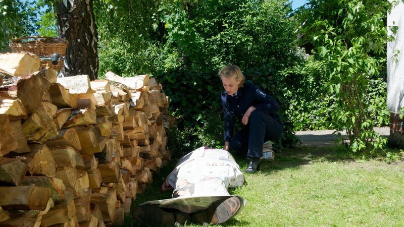 Als sie morgens zum Dienst gehen will, findet Polizistin Leena Virtanen (Li Hagman) vor ihrem Wohnhaus eine Leiche. – Bild: ZDF /​ Marc Meyerbröker