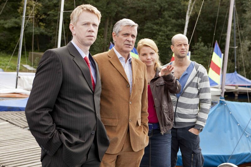 Wird Danni (Annette Frier, 2.v.r.) es schaffen und Segellehrer Jürgen Zimmermann (Benjamin Morik, r.), Betreuer Ra Lindner (Thomas Morris, l.) und den Richter (Dietrich Adam, 2.v.l.) davon überzeugen können, dass ihre Mandanten den Segelturn schaffen können? – Bild: SAT.1 /​ Frank Dicks