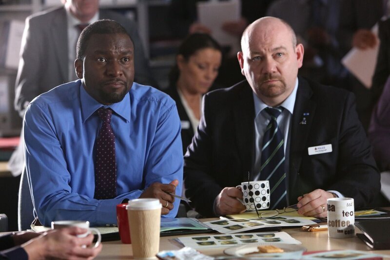 DC Lee Broadhurst (Delroy Brown, Mitte l.); DC Pete Readyough (Tony Mooney, Mitte r.) – Bild: Scott and Bailey Series 3 Limited /​ Matt Squire