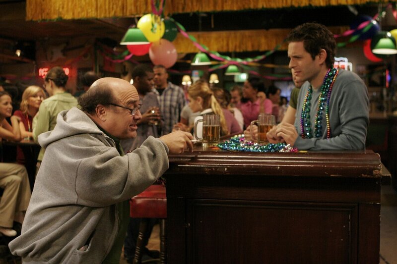 Frank (Danny DeVito, l.) treibt es auf die Spitze und will auch das Glücksspiel im Pub ermöglichen. Mit allen Konsequenzen … – Bild: Fox