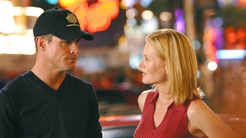 Nick (George Eads) und Catherine (Marg Helgenberger) untersuchen den Tod eines jungen Mannes, der erschossen auf dem Gelände eines verlassenen Flughafens mitten in der Wüste gefunden wurde. – Bild: TVNOW /​ CBS