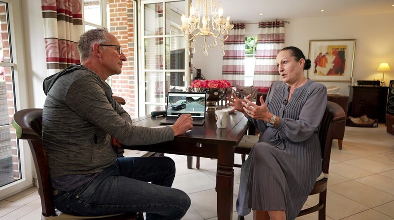 Thorsten Link im Gespräch mit MPU Kandidatin Alexandra von Mallinckrodt.; SWR SWR STORY: MPU – MIESE GESCHÄFTE MIT DEM FÜHRERSCHEIN, am Dienstag (08.10.24) um 21:00 Uhr im SWR. Thorsten Link im Gespräch mit MPU Kandidatin Alexandra von Mallinckrodt. © SWR, honorarfrei – Verwendung gemäß der AGB im engen inhaltlichen, redaktionellen Zusammenhang mit genannter SWR-Sendung bei Nennung „Bild: SWR“ (S2+). SWR Presse/Bildkommunikation, Baden-Baden, Tel: 07221/929–23876, foto@swr.de – Bild: SWR Thorsten Link im Gespräch mit MPU Kandidatin Alexandra von Mallinckrodt.; SWR SWR STORY: MPU – MIESE GESCHÄFTE MIT DEM FÜHRERSCHEIN, am Dienstag (08.10.24) um 21:00 Uhr im SWR. Thorsten Link im Gespräch mit MPU Kandidatin Alexandra von Mallinckrodt. © SWR, honorarfrei – Verwendung gemäß der AGB im engen inhaltlichen, redaktionellen Zusammenhang mit genannter SWR-Sendung bei Nennung „Bild: SWR“ (S2+). SWR Presse/Bildkommunikation, Baden-Baden, Tel: 07221/929–23876, foto@swr.de – Bild: SWR
