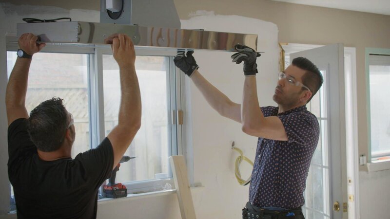 Ein Ehepaar kaufte das Haus ihrer Kindheit, das zwar voller schöner Erinnerungen steckt, aber aufgrund der veralteten Einrichtung nicht für ihr aktuelles Familienleben geeignet ist. Drew und Jonathan renovieren das Esszimmer, die Küche und das Wohnzimmer und nehmen ein besonderes Projekt für ihre Zwillinge in Angriff. Die Property Brothers bauen eine Tierarztpraxis für Josie und ein Flugzeug für James im Garten – und sorgen damit für strahlende Kinderaugen und eine überglückliche Familie. – Bild: HGTV