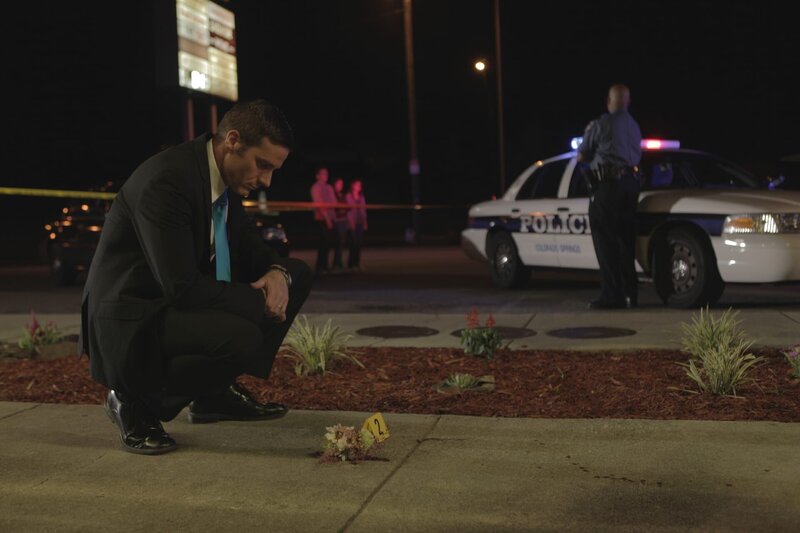 Nachdem Polizisten während ihres Streifendienstes einen Schuss gehört haben, entdecken sie an dem Tatort einen erschossenen Kollegen. Für Lt. Joe Kenda (Carl Marino) und seine Kollegen wird es kein leichtes Spiel den Mörder ausfindig zu machen, denn der ermordete Polizist macht sich eins ums andere Mal Feinde … – Bild: Jupiter Entertainment