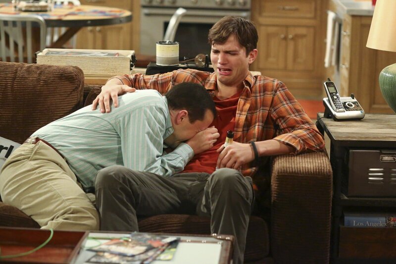 Alan (Jon Cryer, l.) kann nicht damit umgehen, dass Lyndsey mit ihm Schluss gemacht hat. Walden (Ashton Kutcher, r.) muss einen Weg finden, um seinem Freund wieder auf die Beine zu helfen … – Bild: Warner Brothers Entertainment Inc. Lizenzbild frei