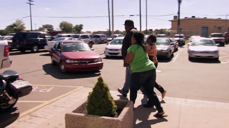 Der niedrige Goldpreis zwingt die Pfandleiher in Detroit das Warenangebot umzustellen. Deshalb hat Les Gold bei einem Großhändler ganze Wagenladungen Stühle, Barhocker, Telefone und Fernseher eingekauft – zu einem guten Preis versteht sich. Doch der Pawn-Shop-Eigentümer hat den Deal vorher nicht mit seinen Kindern abgesprochen. Außerdem ist das Lager des „American Jewelry and Loan“ voll bis unters Dach. Seth und Ashley sind vom Alleingang ihres Vaters wenig begeistert. Möglicherweise sollte Les zukünftig weniger Alleingänge starten. – Bild: Warner Bros. Discovery