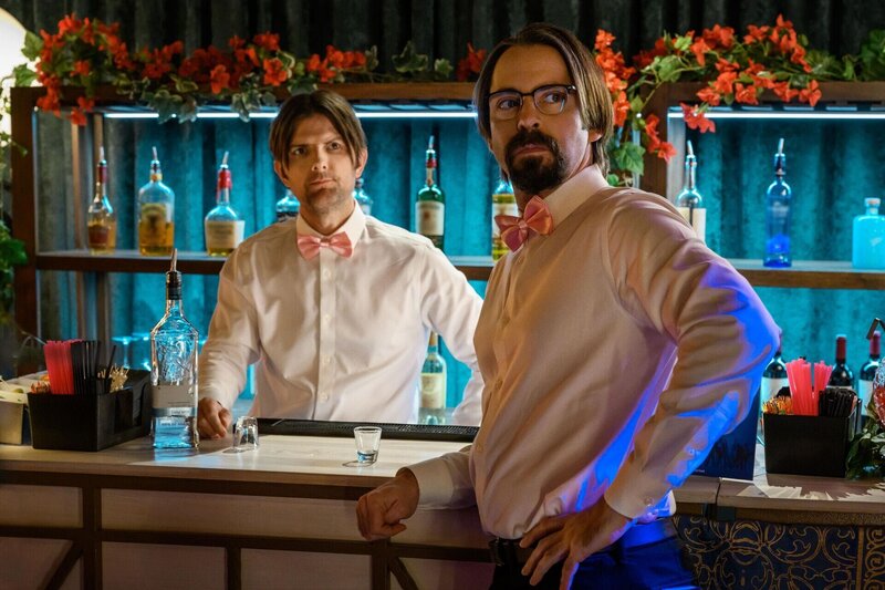 Henry Pollards (Adam Scott, l.); Roman DeBeers (Martin Starr, r.) – Bild: Starz Entertainment, LLC