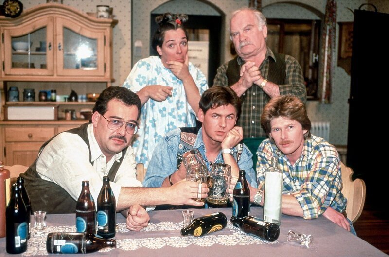 Das Ensemble (v.l.): Markus (Peter Steiner jun.), Gerdi (Gerda Steiner), Steffl (Winfried Frey), Stanglwirt (Peter Steiner) und Thomas (Rudi Dekker). – Bild: ORF/​RTL