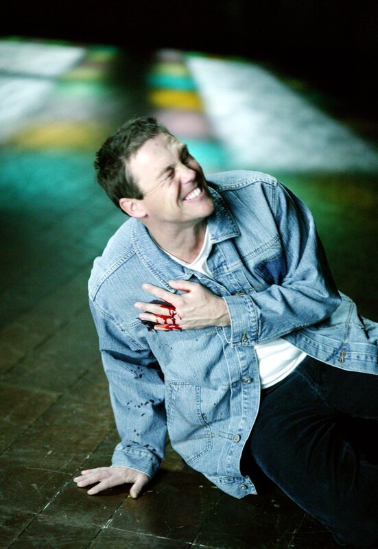 Bei dem Versuch einen Dämon explodieren zu lassen, werden Leo (Brian Krause) und Piper von der Druckwelle erfasst und zusammen mit dem Dämon in ein Parallel-Universum geschleudert: die Geister-Ebene … – Bild: Paramount Pictures. Lizenzbild frei