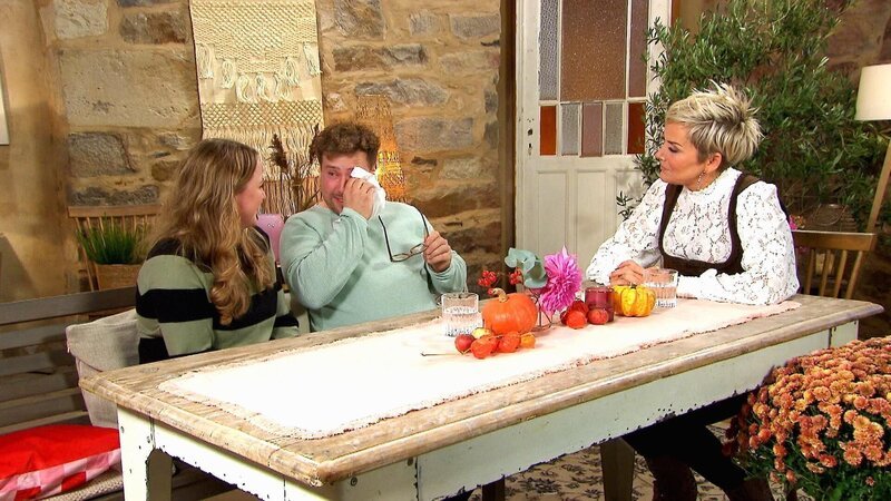 Die Erinnerung an die schöne Hofwoche mit Jasmin (30, Sachbearbeiterin) rührt Mutterkuhhalter Marcel (29) aus Bayern zu Tränen. r.: Moderatorin Inka Bause – Bild: RTL