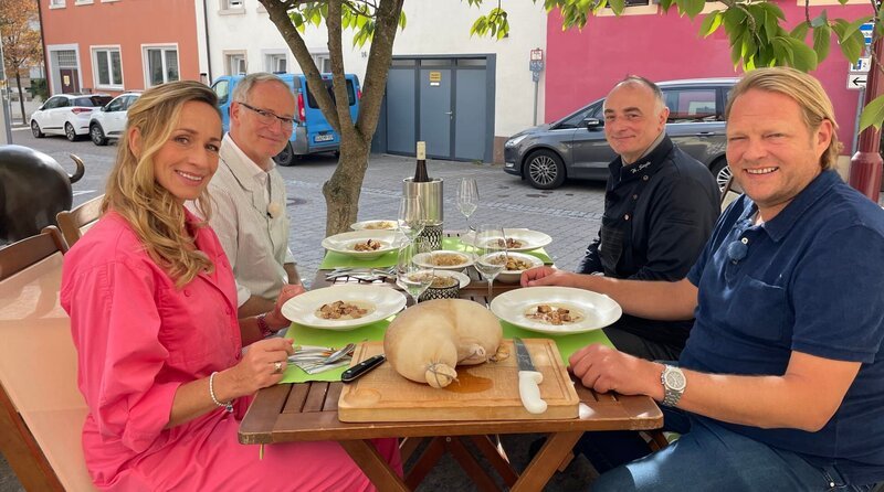 Tamina Kallert (l), Klaus Hambel, Thomas Siegl (2.v.r.) und Björn Freitag (r) essen Pfälzer Saumagen mit Bratkartoffeln und Grumbeersupp. – Bild: WDR/​2bild