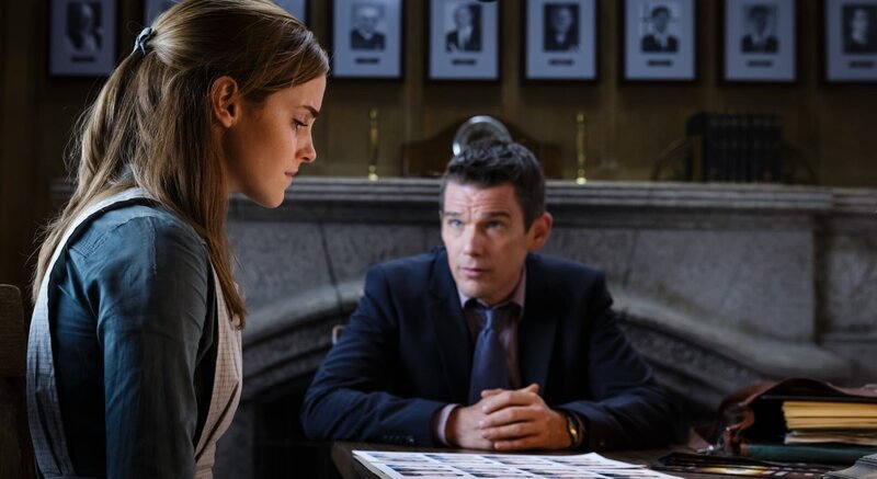 Nachdem die junge Angela (Emma Watson, l.) ihm klargemacht hat, dass er ebenfalls ins Visier der Satanisten gerät, wenn er ihr hilft, passieren Detective Bruce Kenner (Ethan Hawke, r.) plötzlich erschreckende Dinge … – Bild: Tobis Film Lizenzbild frei Nachdem die junge Angela (Emma Watson, l.) ihm klargemacht hat, dass er ebenfalls ins Visier der Satanisten gerät, wenn er ihr hilft, passieren Detective Bruce Kenner (Ethan Hawke, r.) plötzlich erschreckende Dinge … – Bild: Tobis Film Lizenzbild frei
