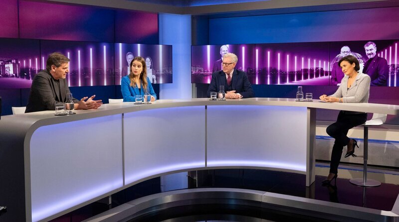 Zu Gast bei Moderatorin Sandra Maischberger (re.): v.l.n.r. Gregor Peter Schmitz (Chefredakteur Stern), Ann-Kathrin Hipp (Der Tagesspiegel), Theo Koll (Journalist und Moderator). – Bild: WDR