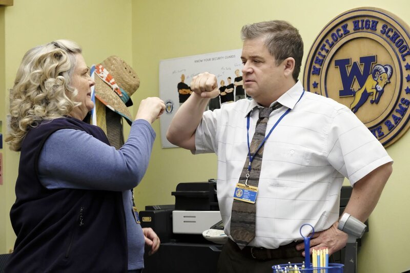 Helen Henry DeMarcus (Paula Pell, l.); Rektor Ralph Durbin (Patton Oswalt, r.) – Bild: Trae Patton