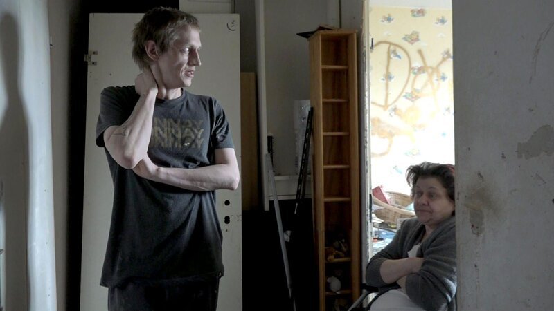 Bei Manja und Martin herrscht Chaos. Ihre Wohnung ist so vollgestellt, dass sich Manja im Rollstuhl kaum noch darin bewegen kann. Martin will Abhilfe schaffen, indem er eine Entrümpelung organisiert. Können er und Manja sich das leisten? – Bild: RTLZWEI