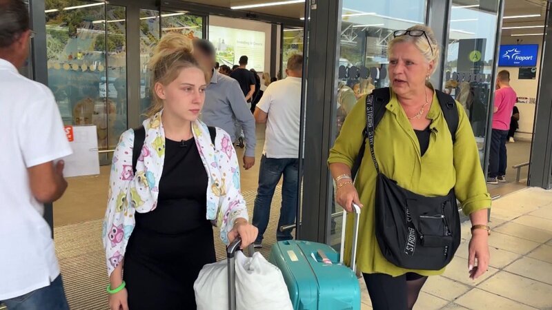 Loredana und Silvia reisen nach Korfu, um Sarah-Jane bei „Temptation Island VIP“ zu unterstützen. – Bild: RTLZWEI
