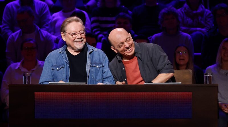 Rateteam-Kapitän Bernhard Hoëcker (r.) mit Komiker, Musiker, Autor und Entertainer Jürgen von der Lippe (l.). – Bild: ARD/​Morris Mac Matzen