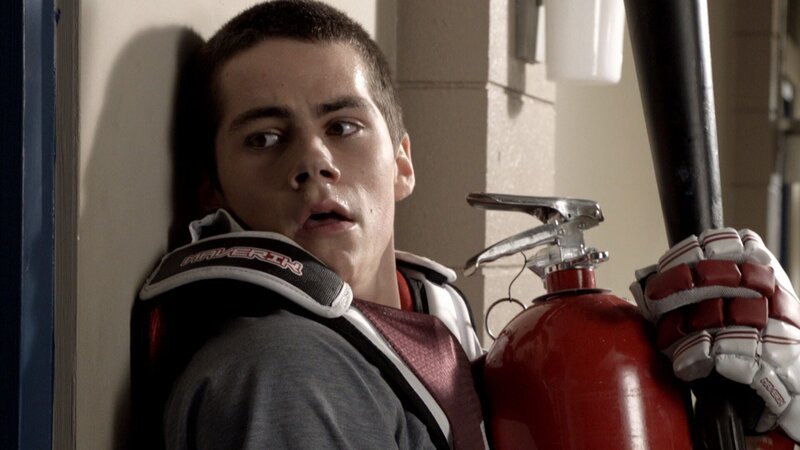 Stiles (Dylan O’Brien) wird beinahe von Scott getötet als dieser plötzlich zum Werwolf mutiert … – Bild: RTL II