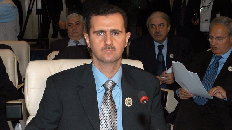 Präsident Baschar al-Assad beim Gipfel der Arabischen Liga am 1. März 2003 in Scharm El-Scheich, Ägypten. – Bild: Getty Images /​ Salah Malkawi